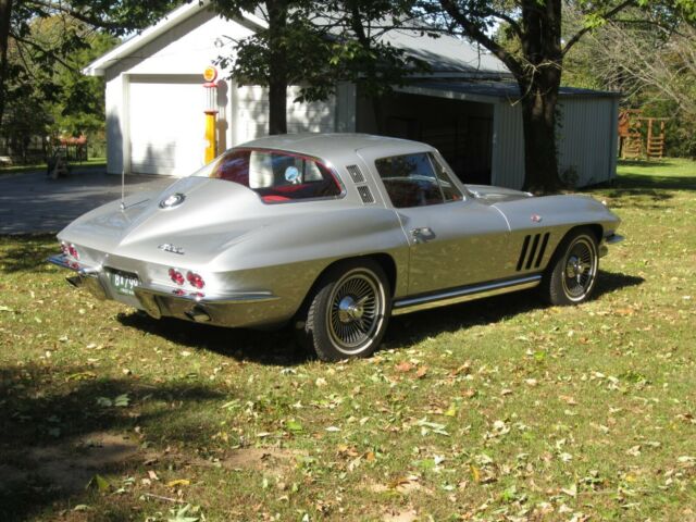 1965 Chevrolet Corvette - photo 2