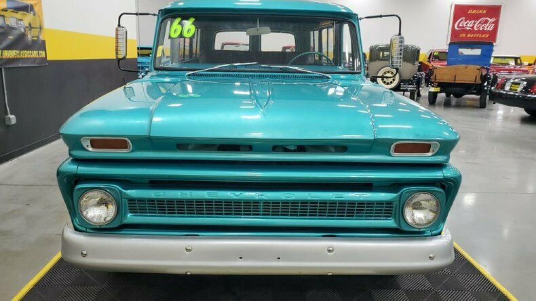 1966 Chevrolet Suburban - photo 2