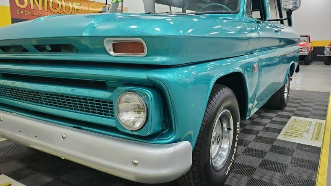 1966 Chevrolet Suburban - photo 9
