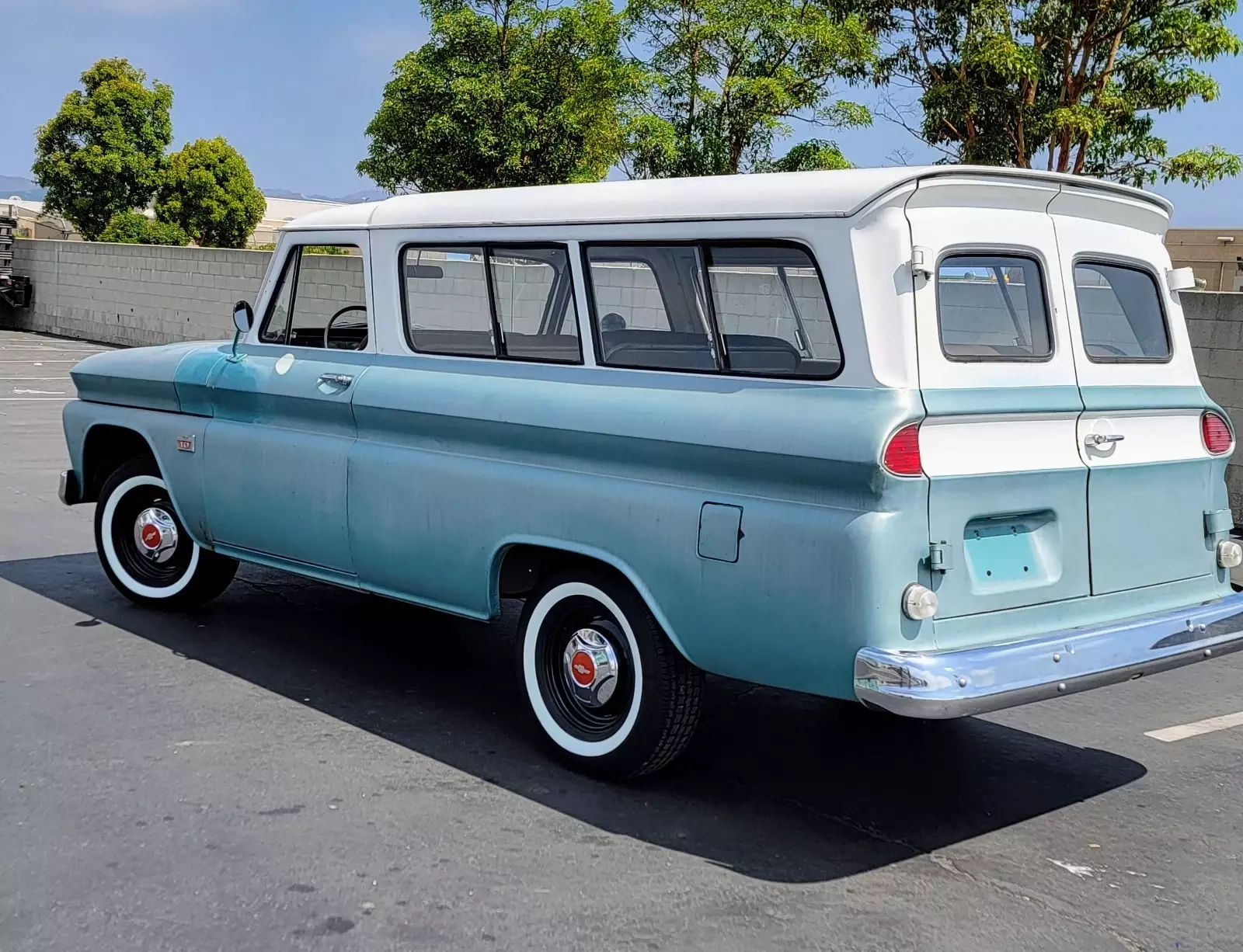 1966 Chevrolet Suburban - photo 3