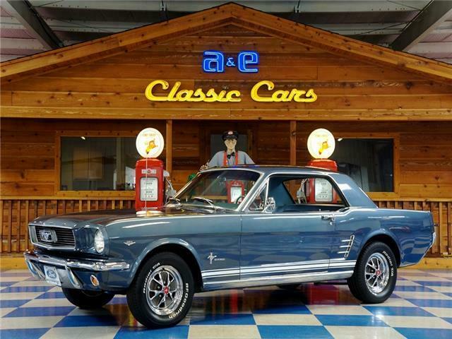 1966 Ford Mustang Coupe 5 Speed – Nightmist Blue / White 1966 Ford Mustang 351W / 5 Speed Borg Warner