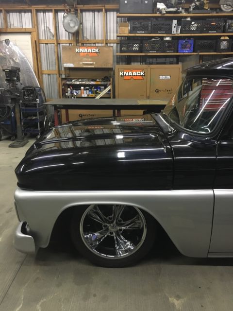 1966 GMC Suburban - photo 2