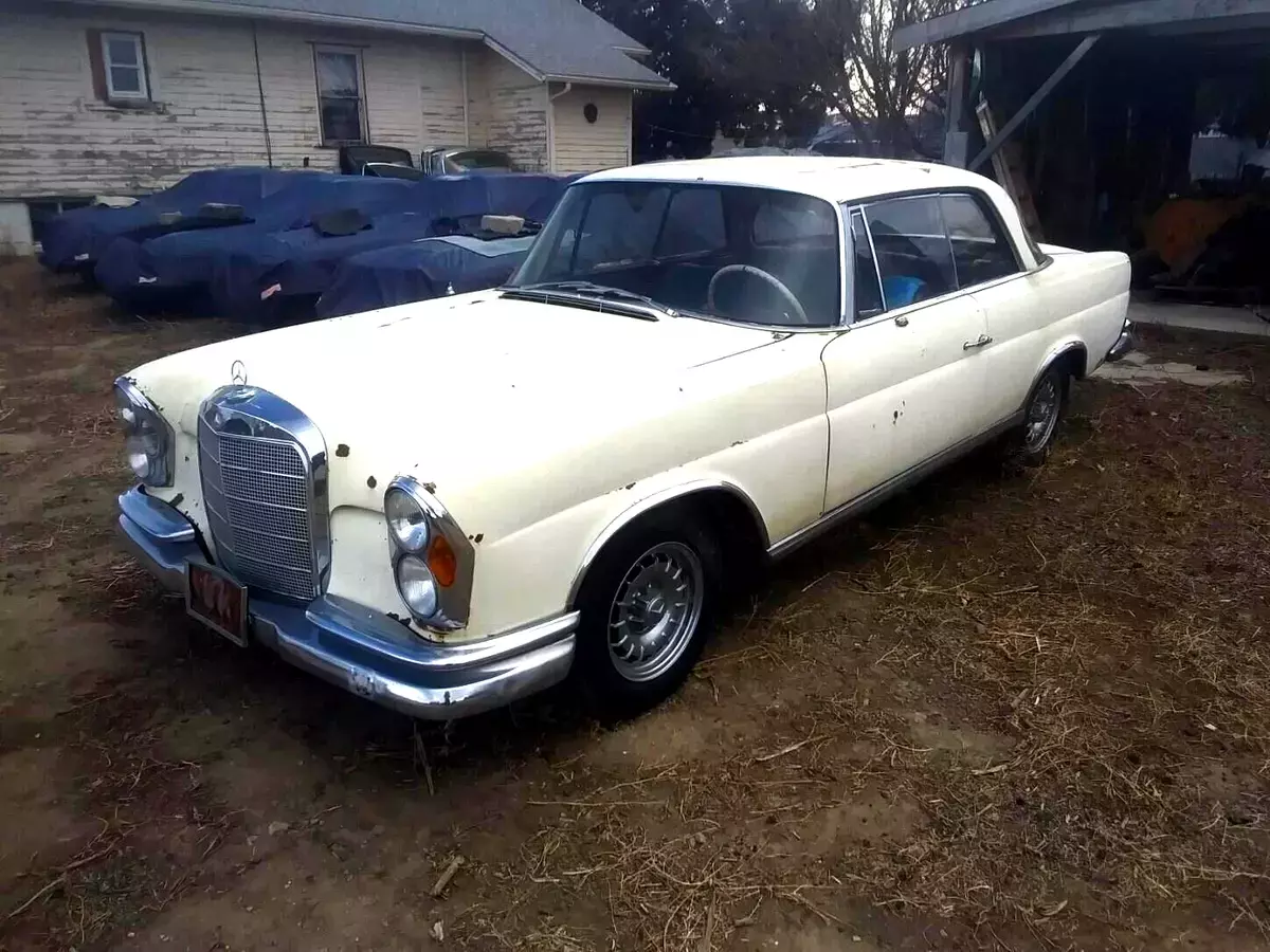 1966 Mercedes 250 SE Coupe w/Sunroof 1966 Mercedes-Benz 250 SE Coupe