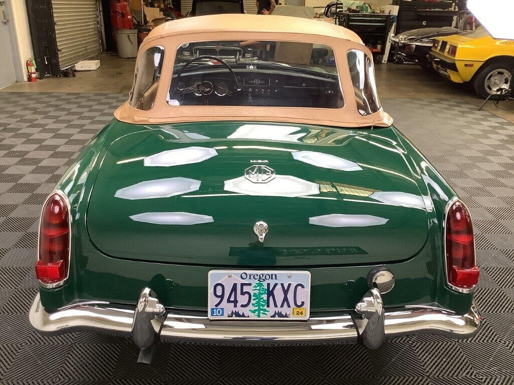 1966 MG MGB 1966 MGB MK1. BRITISH RACING GREEN WITH BISCUIT TRIM - photo 10