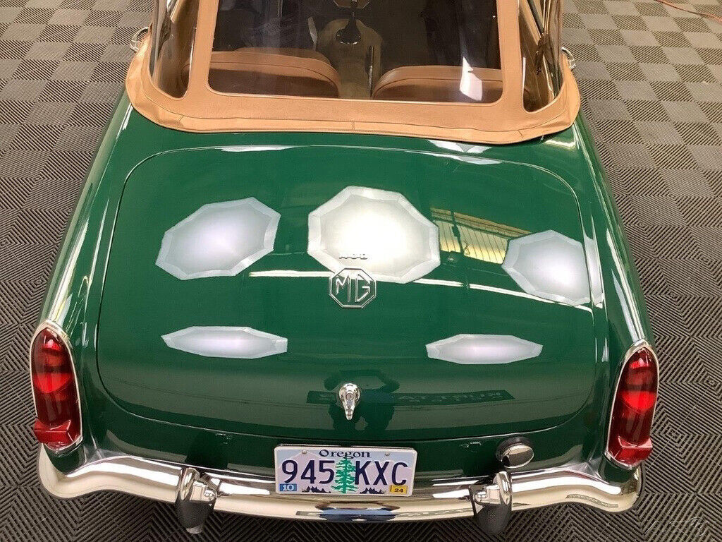 1966 MG MGB 1966 MGB MK1. BRITISH RACING GREEN WITH BISCUIT TRIM - photo 11