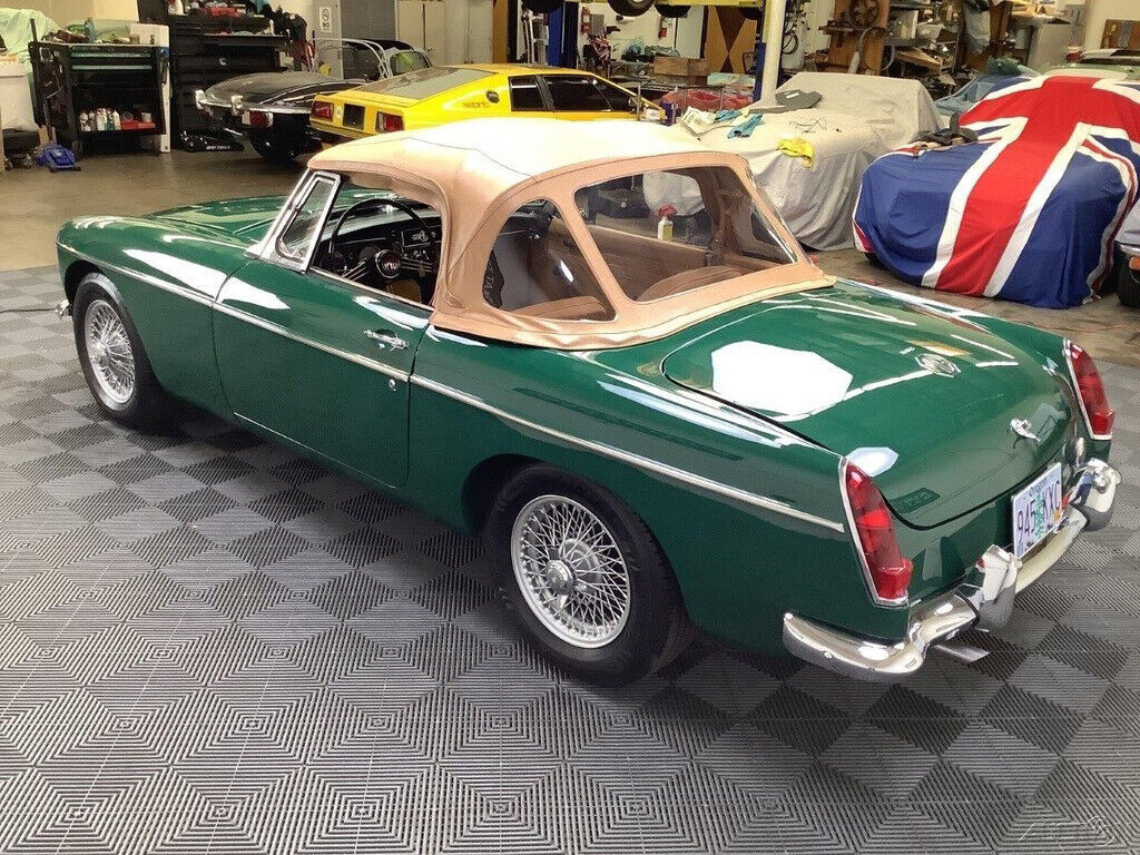 1966 MG MGB 1966 MGB MK1. BRITISH RACING GREEN WITH BISCUIT TRIM - photo 12