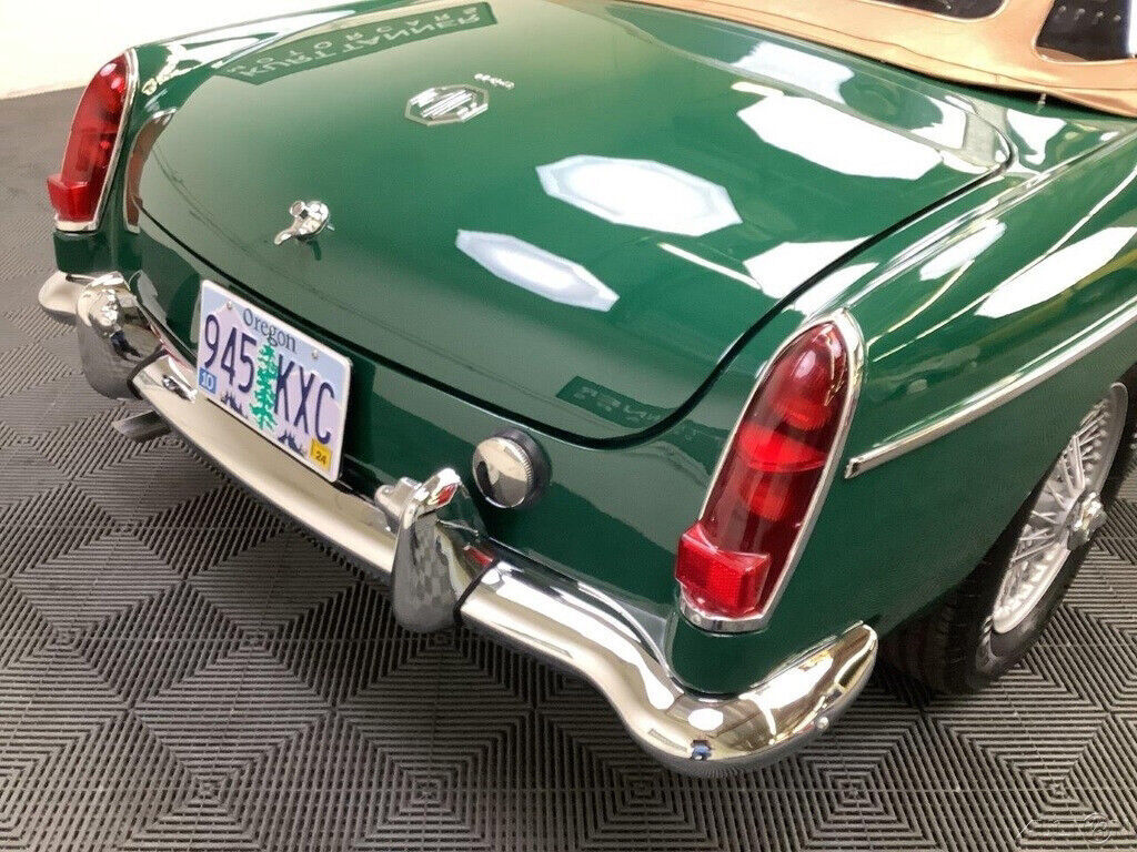 1966 MG MGB 1966 MGB MK1. BRITISH RACING GREEN WITH BISCUIT TRIM - photo 9