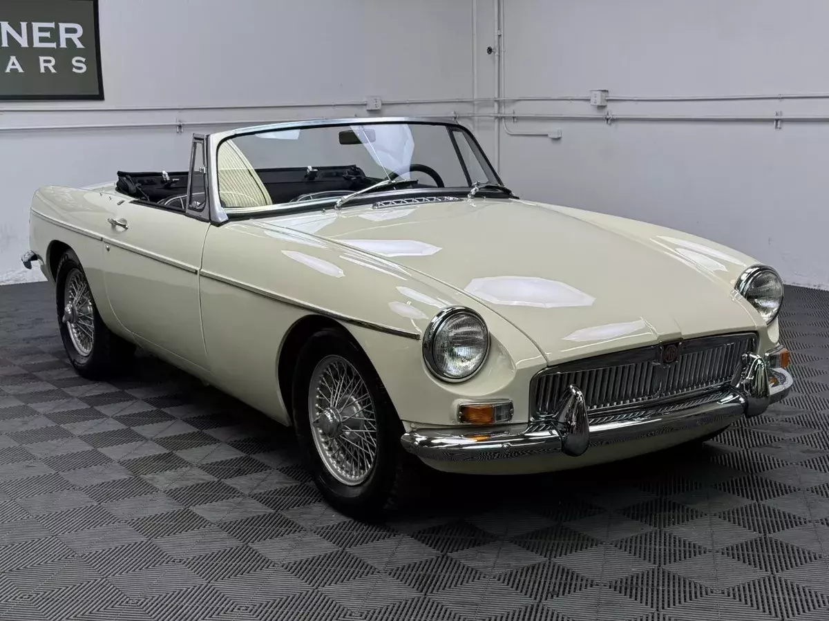 1966 MGB MK1 ROADSTER. OLDE ENGLISH WHITE WITH BLACK LEATHER TRIM 1966 MG MGB