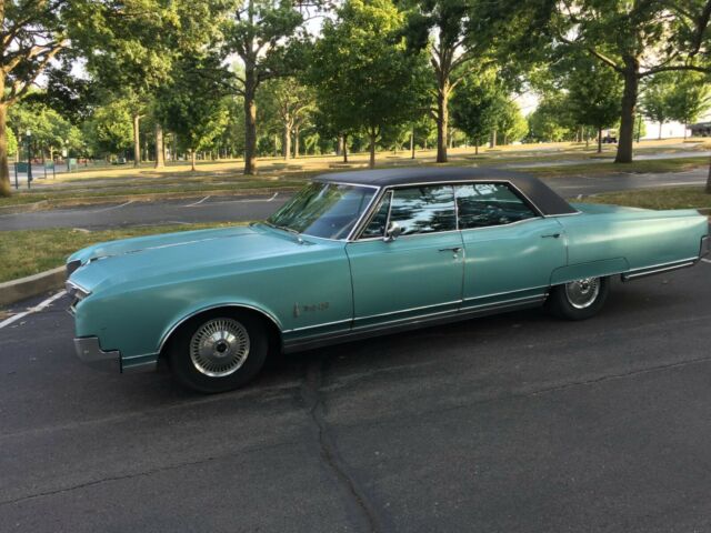 1966 Oldsmobile Ninety-Eight HOLIDAY