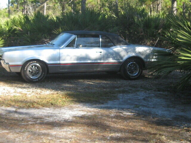 1966 Oldsmobile Cutlass convertible - photo 2