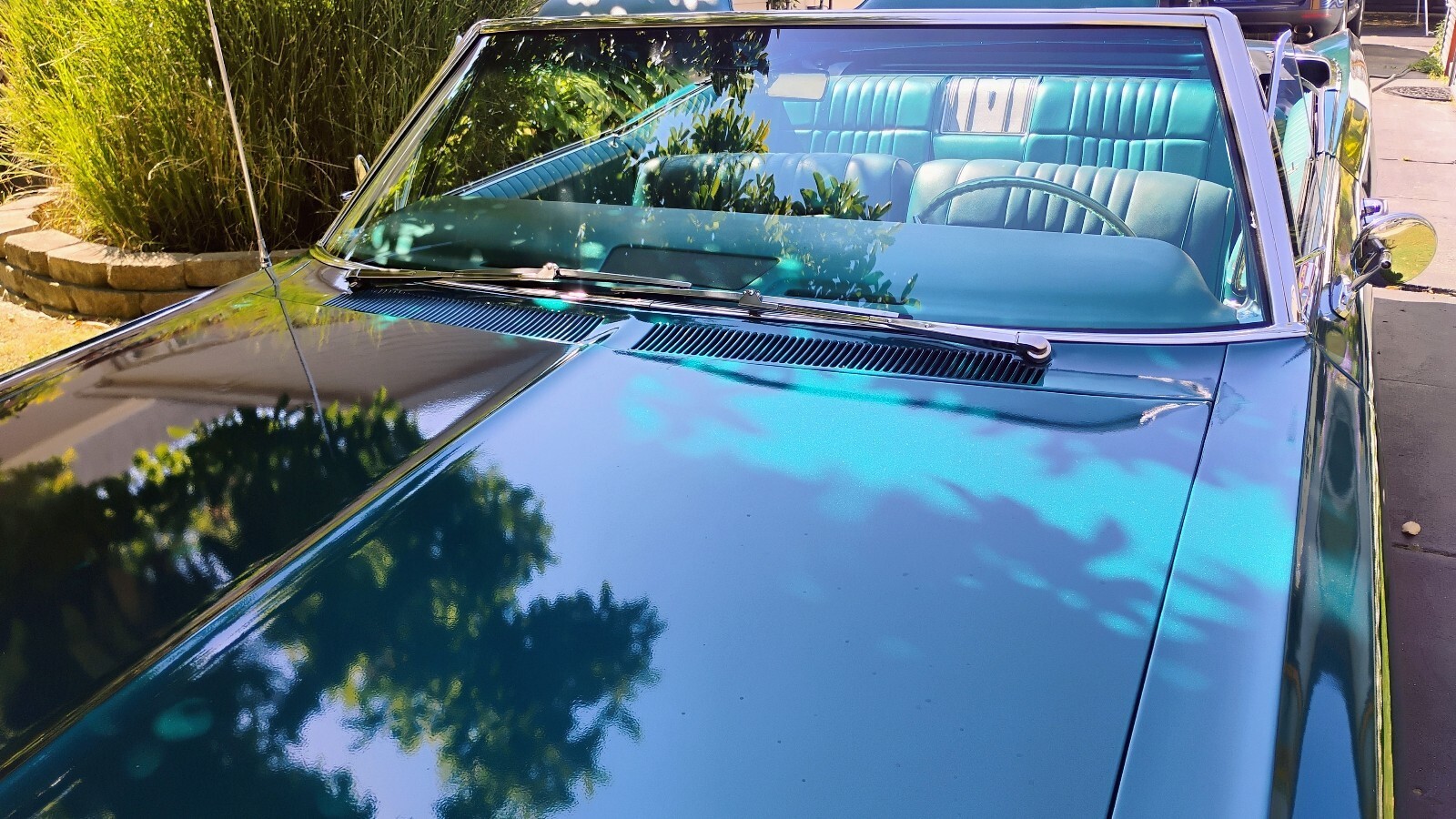 1966 Pontiac Bonneville original Marina turquoise leather / vinyl interior - photo 2