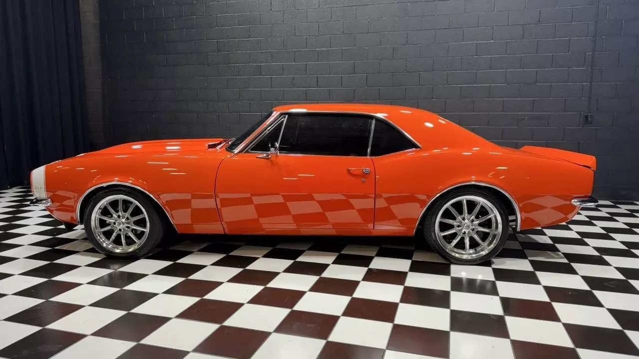 1967 Chevrolet Camaro HUGGER ORANGE CUSTOM MODERN INTERIOR - photo 9