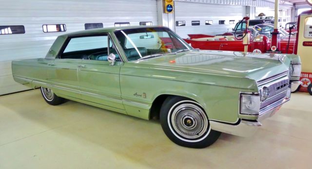 1967 Chrysler Imperial Crown - photo 2