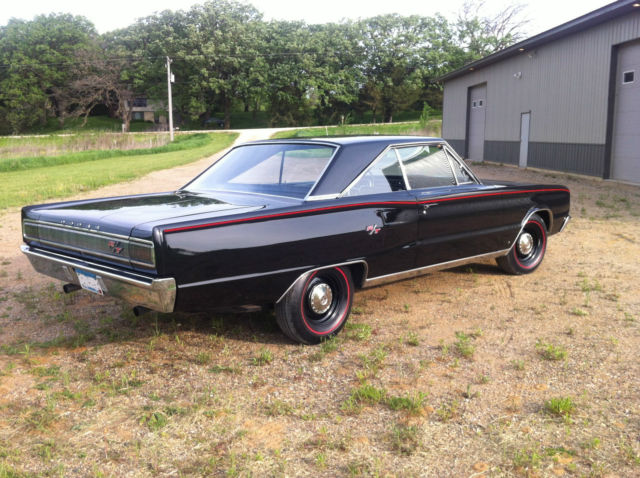 1967 Dodge Coronet R/T 440 4 speed, orig Black w/ Red accent stripes! - photo 4
