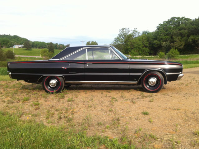 1967 Dodge Coronet R/T 440 4 speed, orig Black w/ Red accent stripes! - photo 5