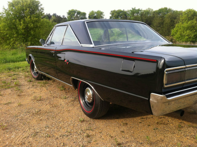 1967 Dodge Coronet R/T 440 4 speed, orig Black w/ Red accent stripes! - photo 8