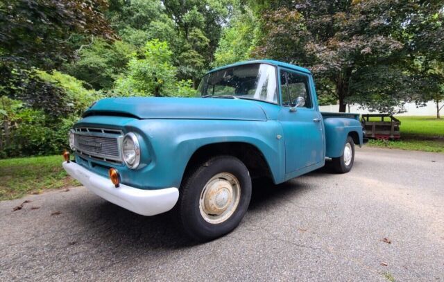 1967 International Harvester 908B, stepside pickup truck with 3 speed 1967 International Harvester 908B