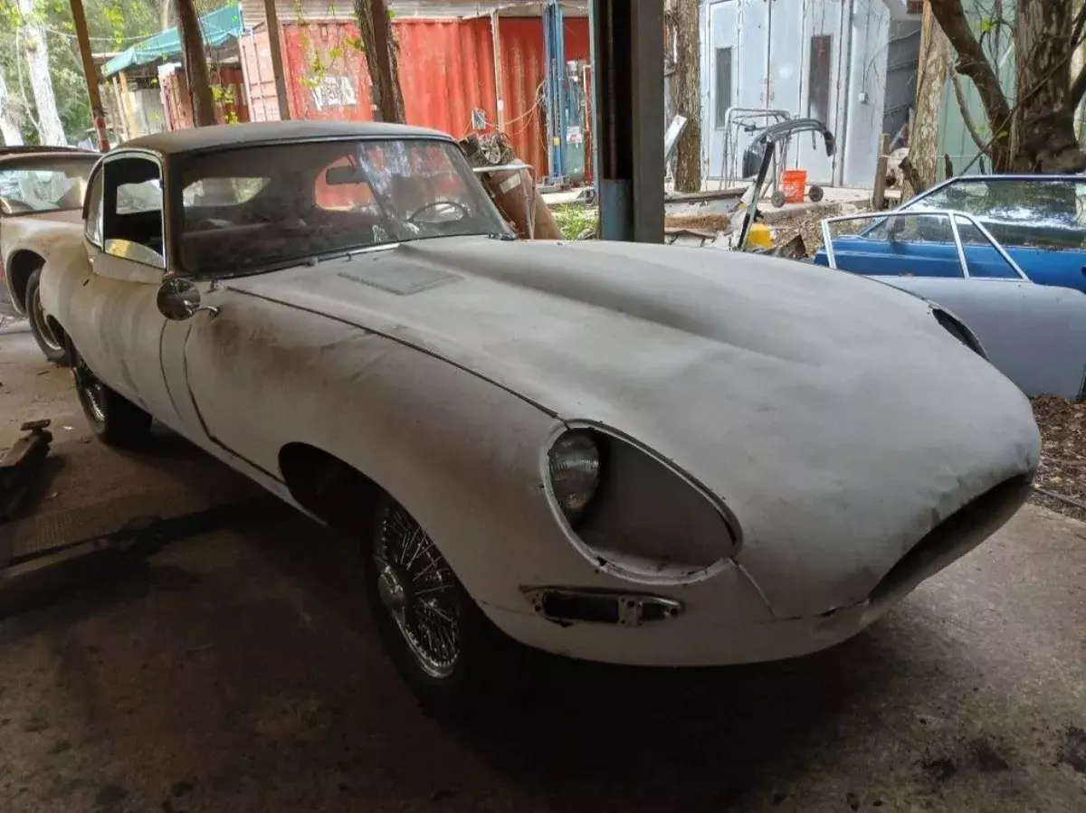 1967 Jaguar E-type/ XKE 3.8 Liter Series I Fixed Head Coupe 1967 Jaguar E-Type Series I