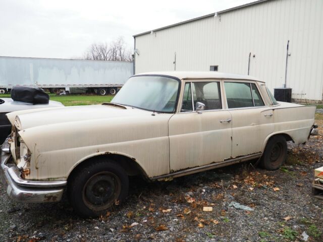 1967 Mercedes-Benz 200-Series - photo 2