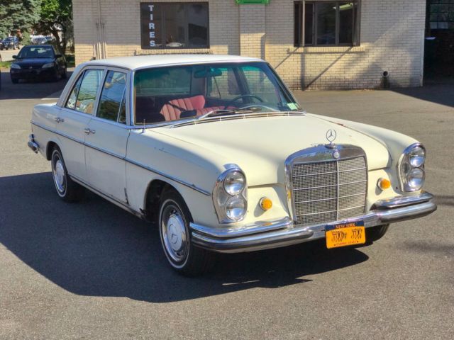 1967 Mercedes-Benz 200-Series