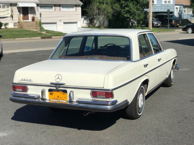 1967 Mercedes-Benz 200-Series - photo 3