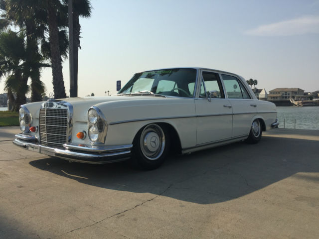 1967 Mercedes on Airbags-250S Benz Accuair Airbags Classic Hotrod Airride Low 1967 Mercedes-Benz 200-Series 250s