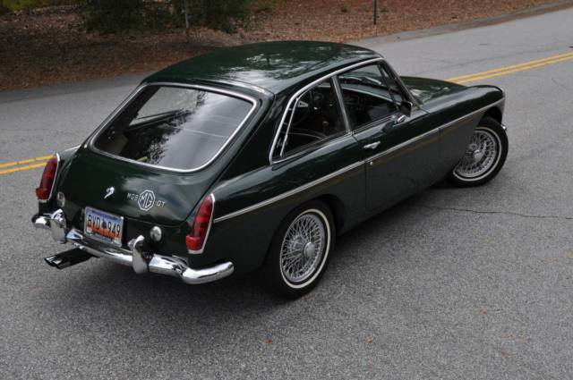 1967 MG MGB 2-door hatchback, hardtop with black leather - photo 3