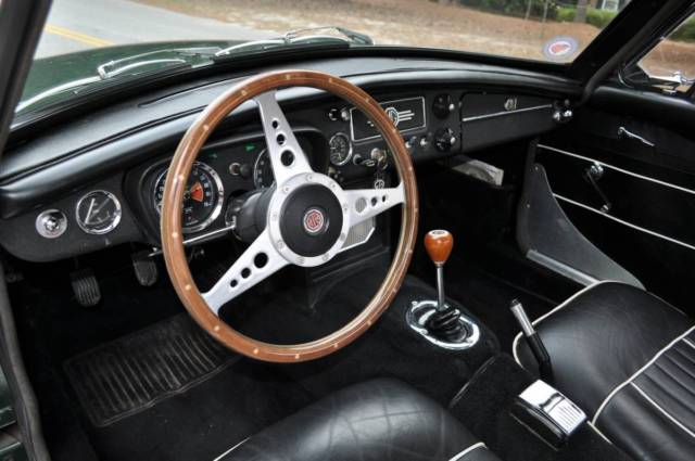 1967 MG MGB 2-door hatchback, hardtop with black leather - photo 4