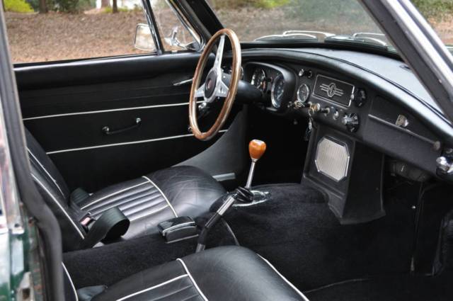 1967 MG MGB 2-door hatchback, hardtop with black leather - photo 6