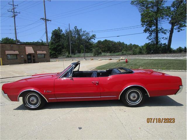 1967 Oldsmobile Cutlass 2-door convertible - photo 2