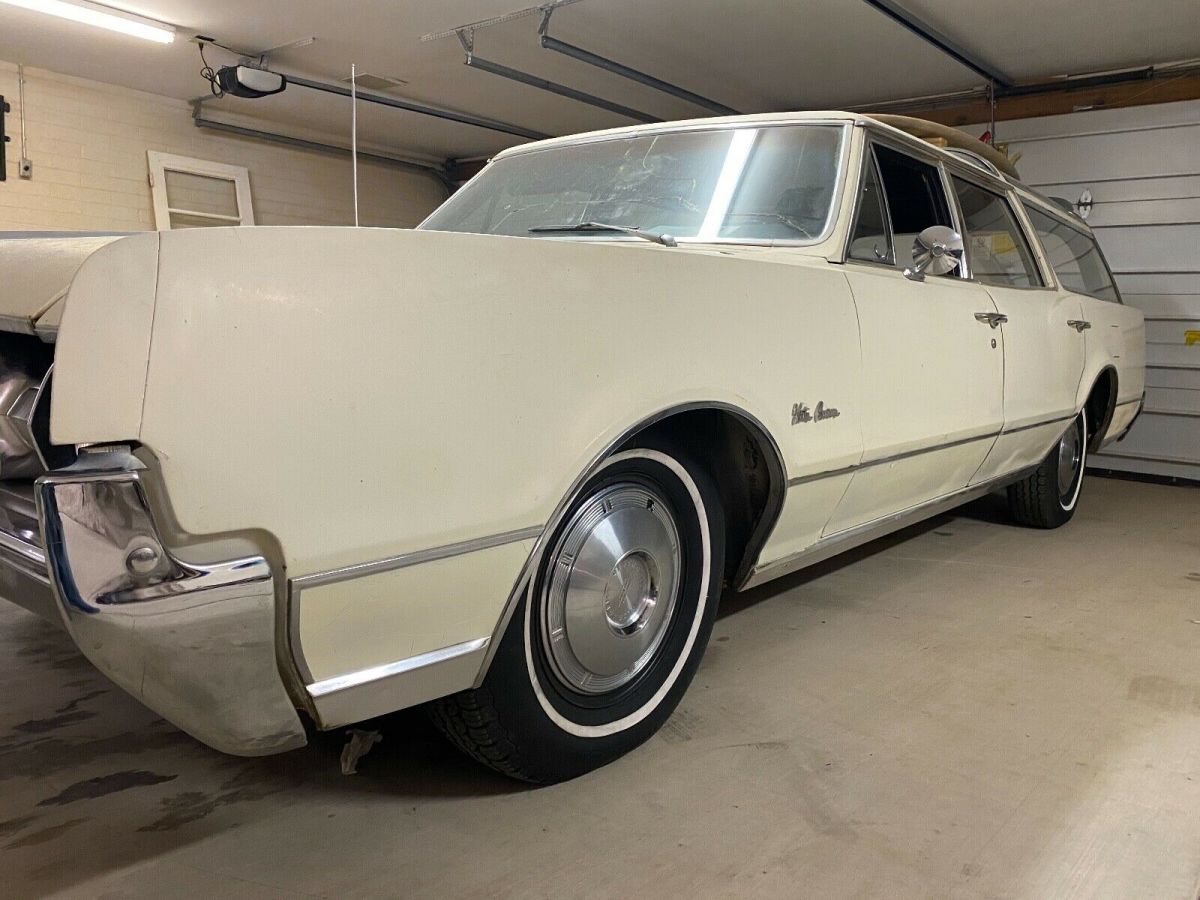 1967 Oldsmobile Custom Cruiser Vista Cruiser Wagon - photo 3