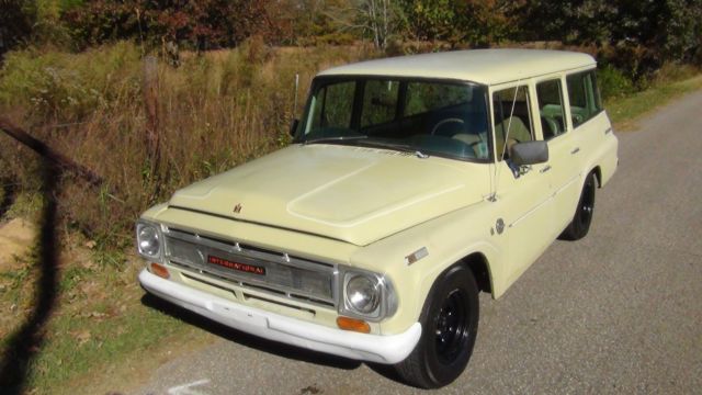 1968 International Travelall VERY SOLID / V8-4SPEED 1968 International Harvester 1000C