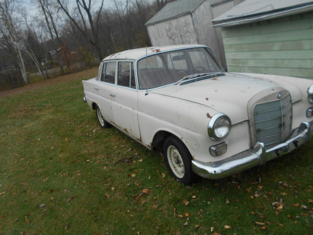 1968 Mercedes-Benz 200-Series 4 DOOR - photo 2