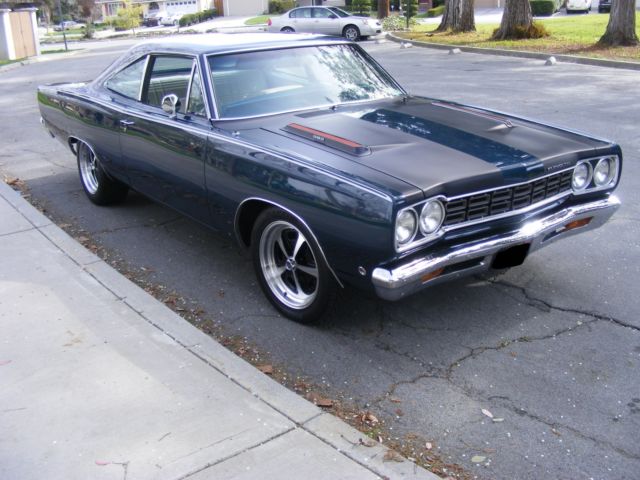 1968 Plymouth Road Runner 383 with Bucket Seats and Console 1968 Plymouth Road Runner Coupe