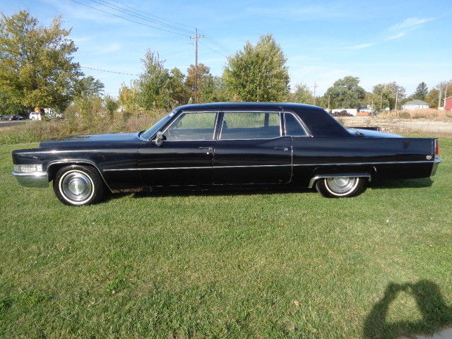 19690000 Cadillac Fleetwood SEVENTY FIVE 8-9 PASSENGER