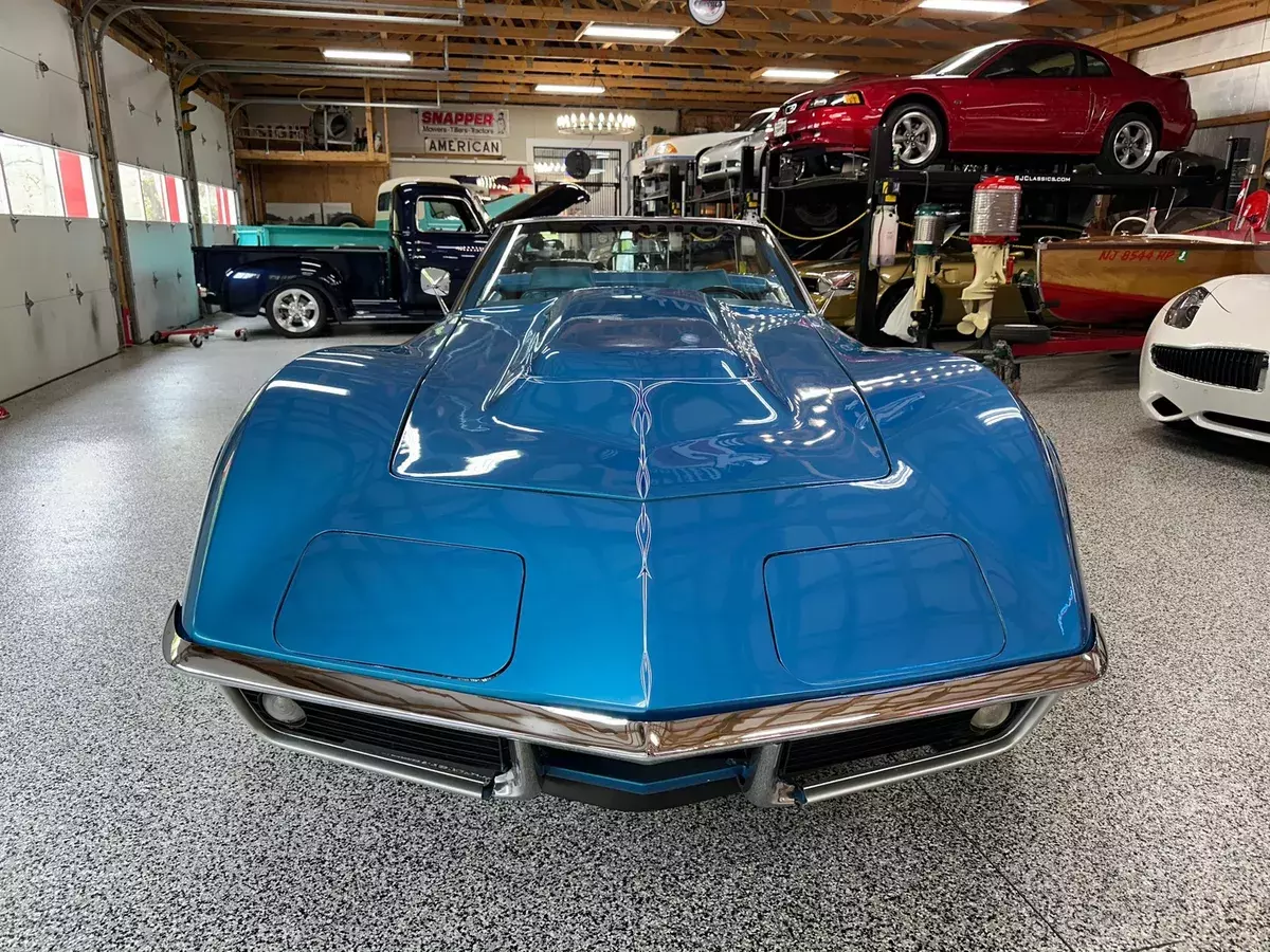 1969 Chevrolet Corvette Convertible 350 V8 4-spd Power Brakes 2 - Tops