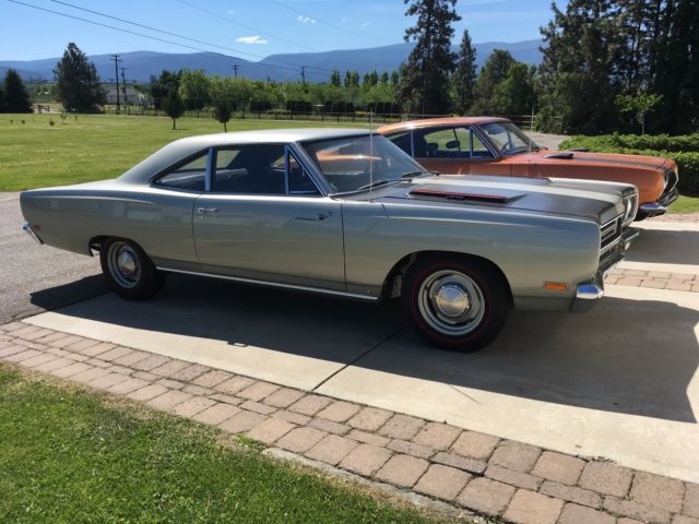 1969 Hemi Road Runner 4 speed 1969 Plymouth Road Runner