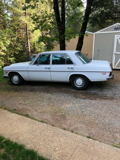 1969 Mercedes 250 1969 Mercedes-Benz 200-Series
