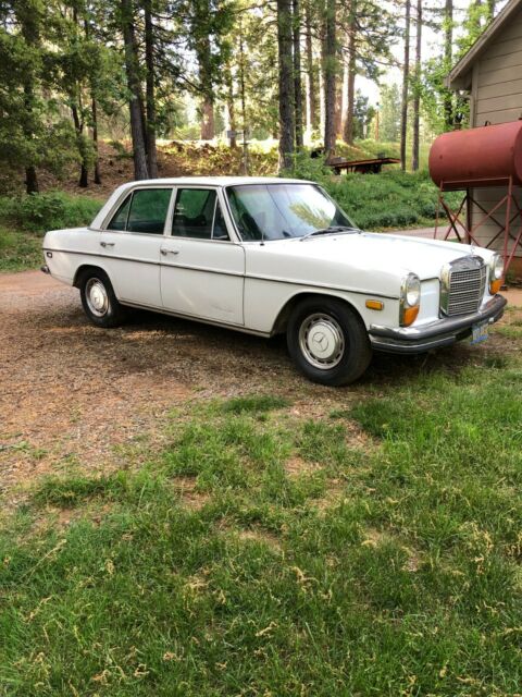 1969 Mercedes-Benz 200-Series - photo 2