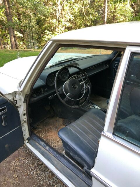1969 Mercedes-Benz 200-Series - photo 5