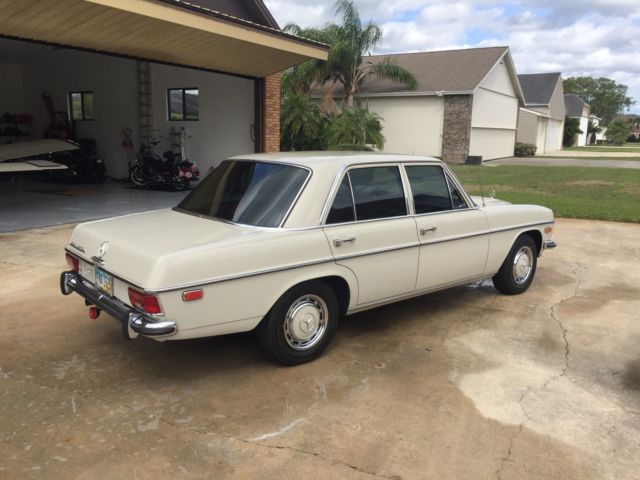 1969 Mercedes-Benz 200-Series sedan - photo 3