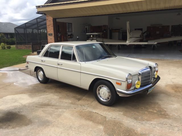 1969 Mercedes-Benz 200-Series sedan - photo 4