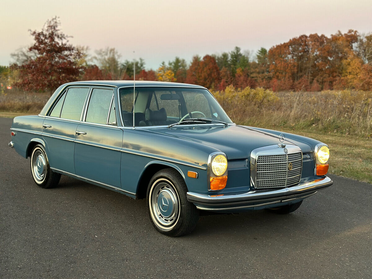 1969 Mercedes-Benz 200-Series - photo 2