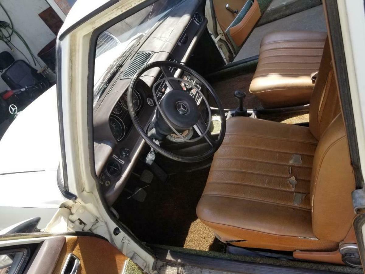 1969 Mercedes-Benz 200-Series - photo 3
