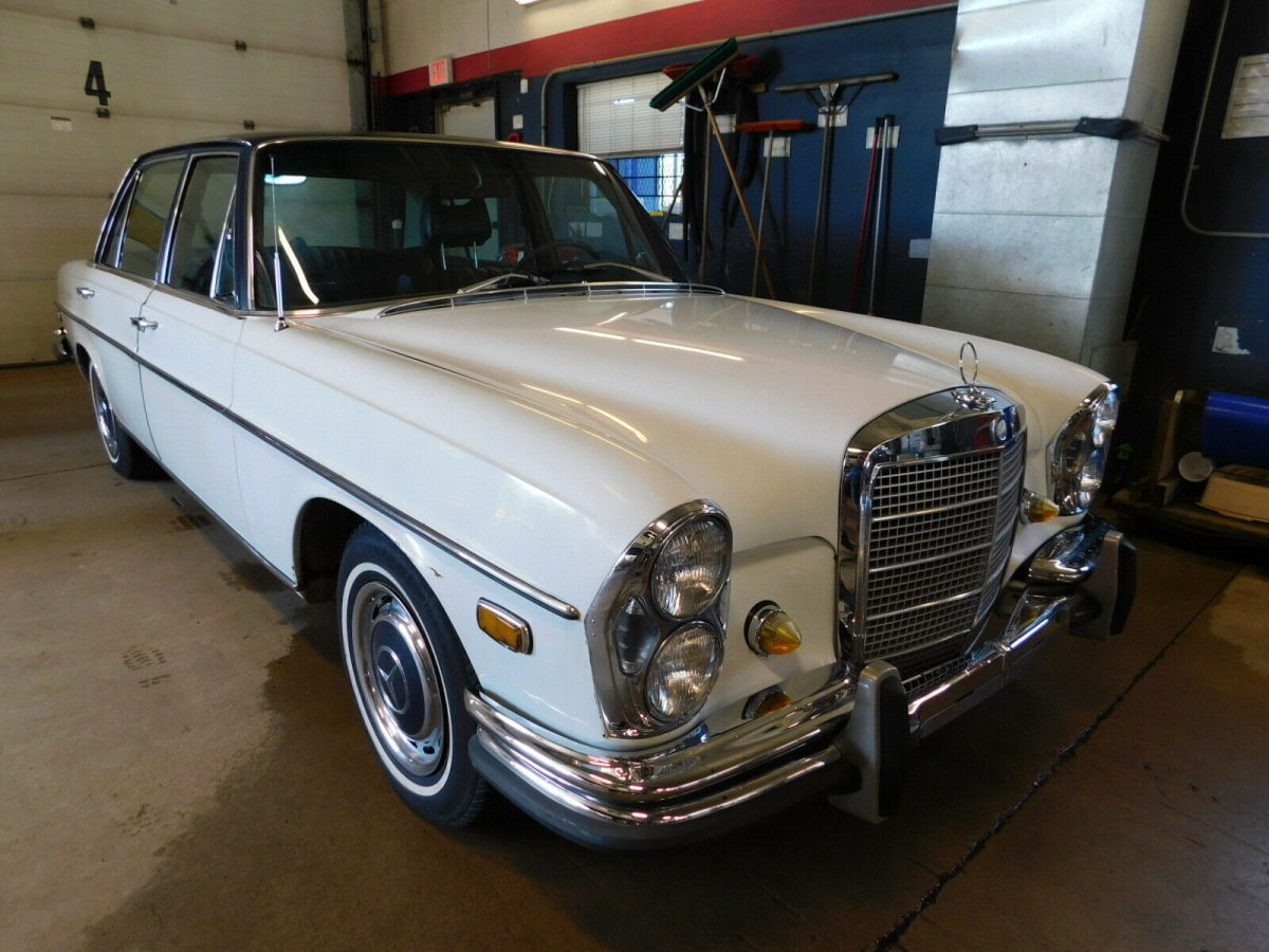 1969 Mercedes-Benz 200-Series - photo 2