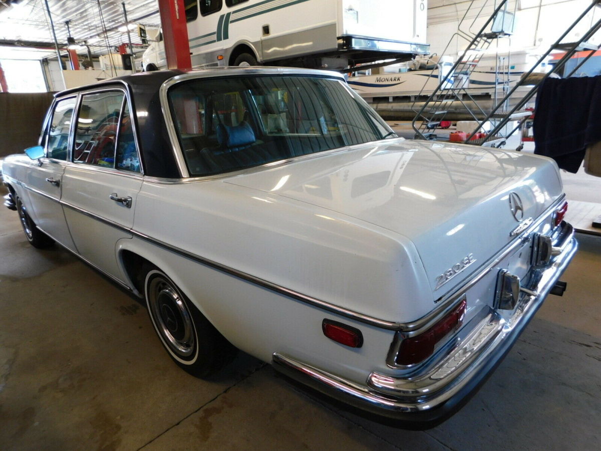 1969 Mercedes-Benz 200-Series - photo 3