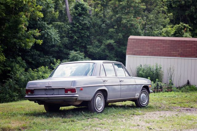 1969 Mercedes-Benz 200-Series - photo 2