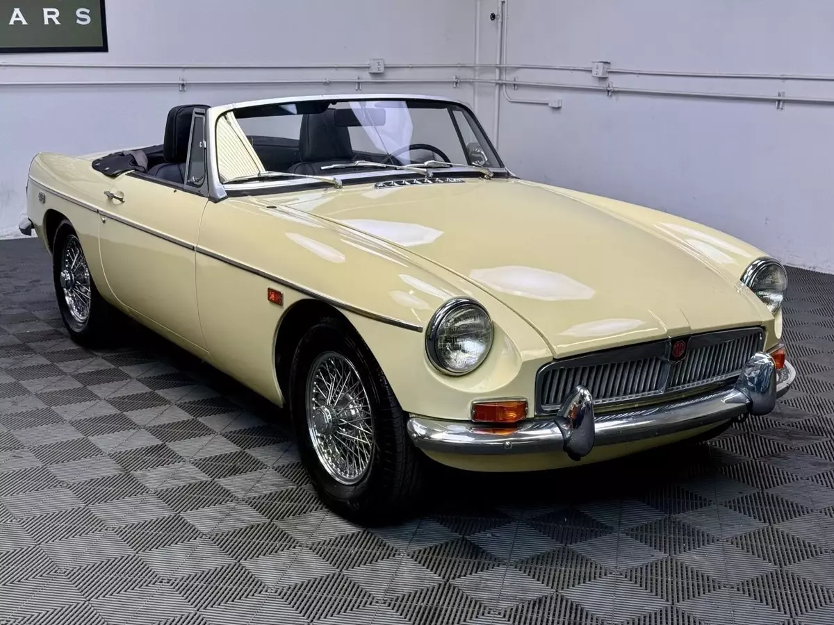 1969 MGB MK2 ROADSTER. PRIMROSE YELLOW WITH BLACK TRIM. 4-SPEED OVERDRIVE 1969 MG MGB