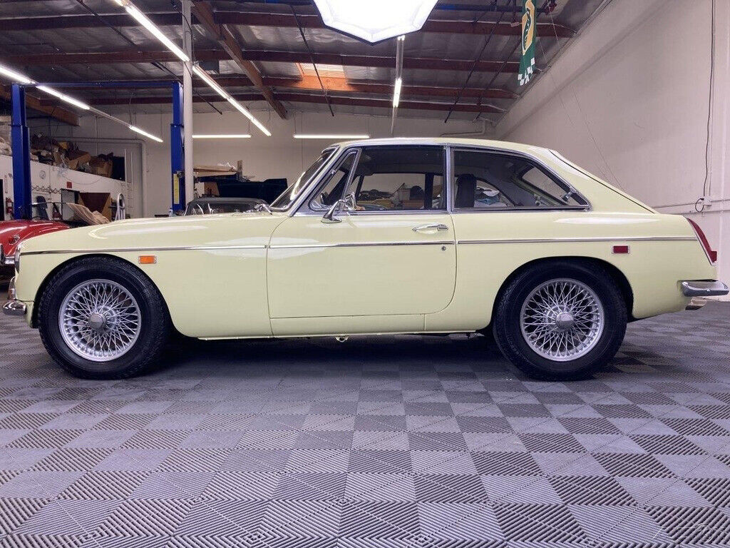 1969 MG MGC GT 1969 MGC GT. PRIMROSE YELLOW, BLACK LEATHER TRIM. - photo 12