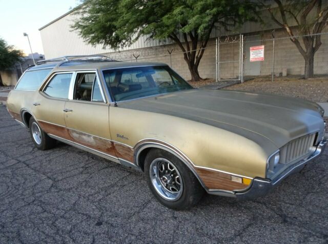1969 Olds Vista Cruiser 350 survivor-driver 3 row 9 pass survivor Station Wagon 1969 Oldsmobile Vista Cruiser Wood Panel